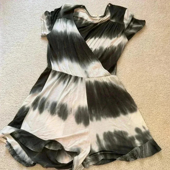 Romper - Picture 1 of 4